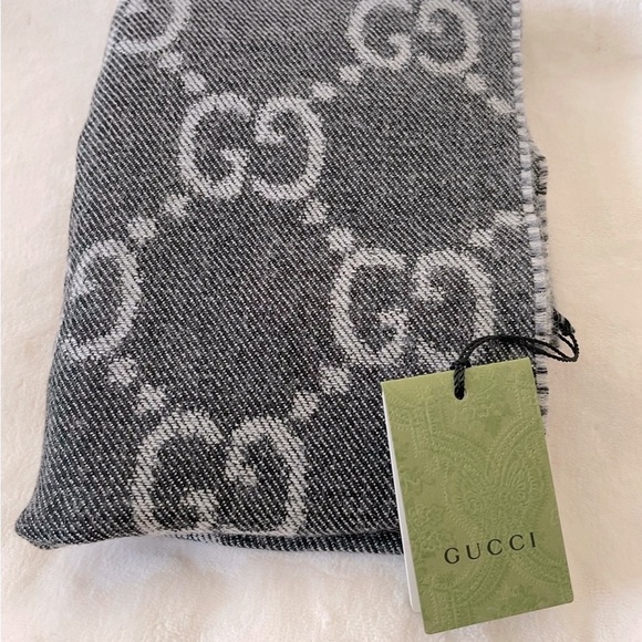 GUCCI Scarf! NEW! GG Pattern in REVERSABLE colors, the size is 34 x 194cm. - Picture 7 of 10